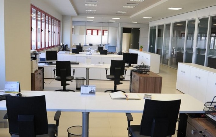 Administrata pergatitet per pune nga shtepia: Nis zbatimi ne disa institucione